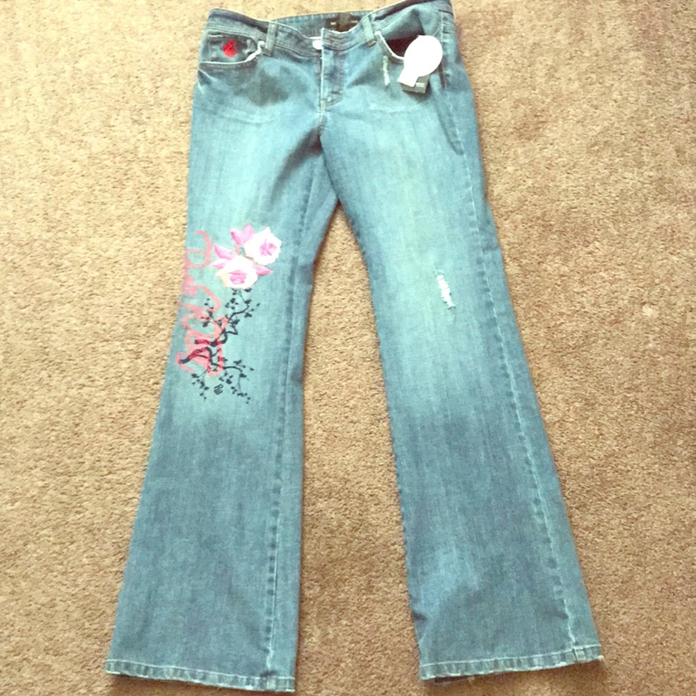 To swear women jeans
